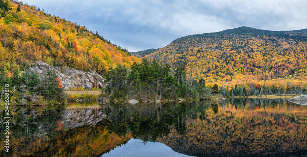 Naklejka premium Autumn time at Beaver Pond in New Hampshire Black Mountain State Forest