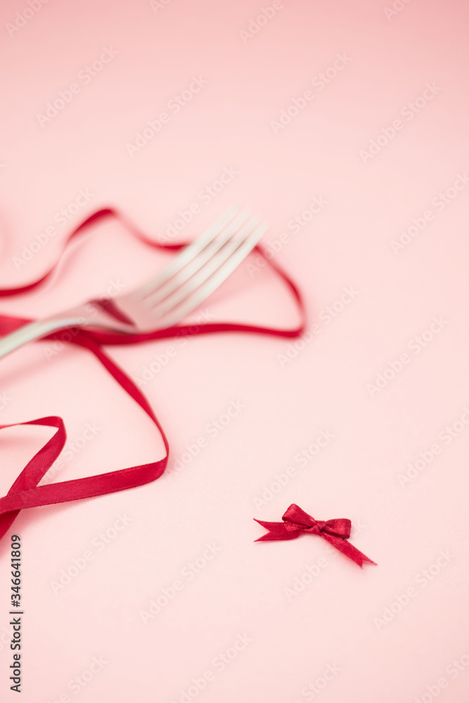 Final result of step by step tutorial how to tie a ribbon bow with a