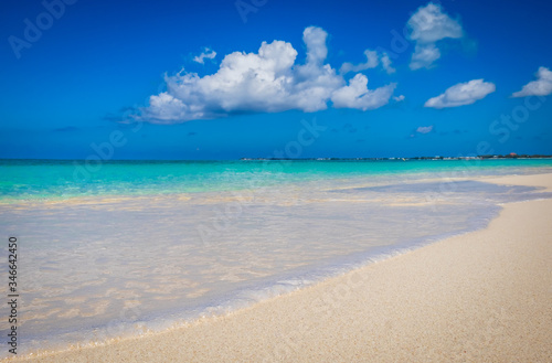 Foto Empty Seven Mile Beach in the Caribbean during confinement, Grand Cayman, Cayman