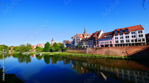 Ulm, Deutschland: Die Gebäudezeile an der Donau spiegelt sich im Münster