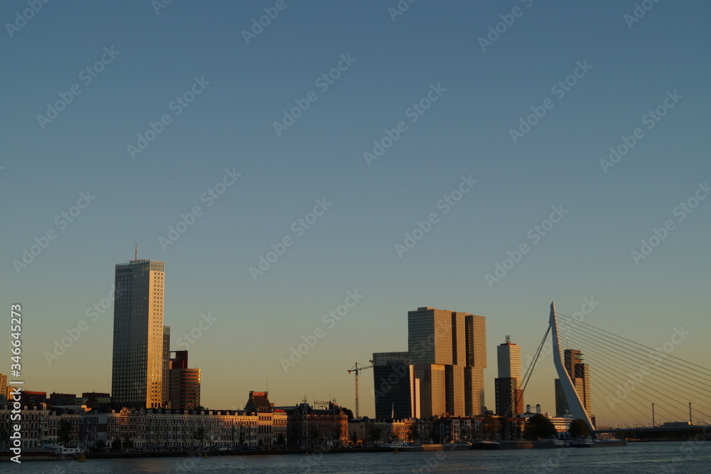 Fototapeta premium skyscrapers on the river during sunset