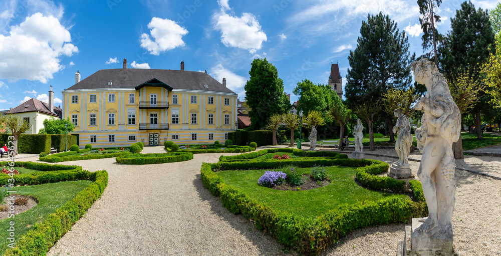 Knappenhof with Zellpark in Historic Center of Perchtoldsdorf
