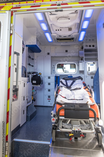 Wallpaper Mural Medizin, notarzt, paramedics, ambulance, ambulanz, Krankenwagen, rettungswagen, berufsfeuerwehr Torontodigital.ca