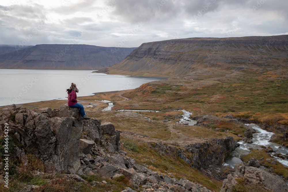 Chica observando el paisaje en Islandia