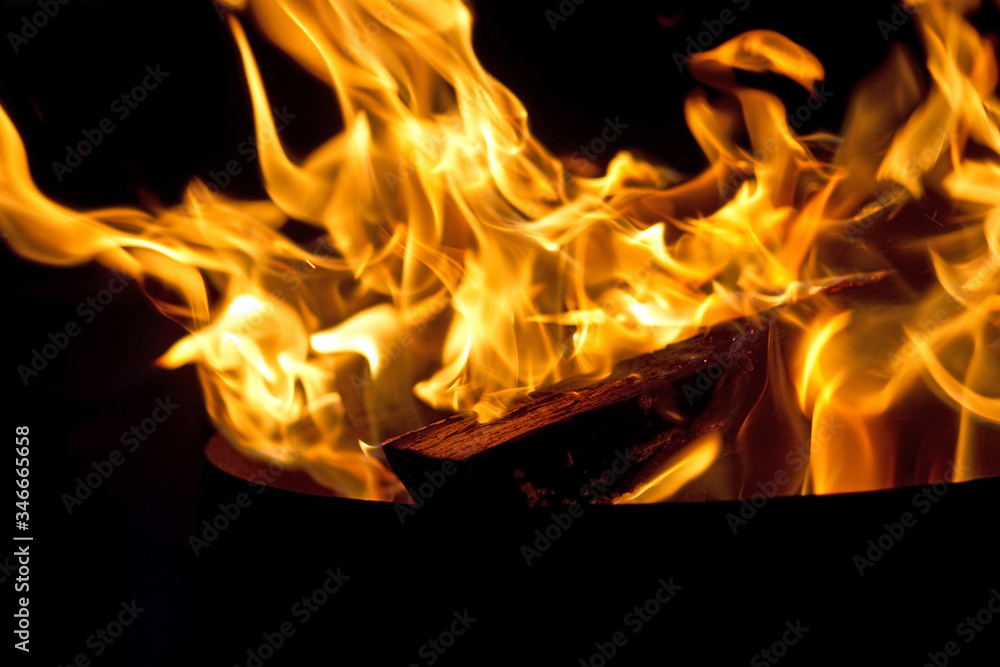 Lodernde Flammen in einer Feuerschale Lodernde Flammen in einer Feuerschale