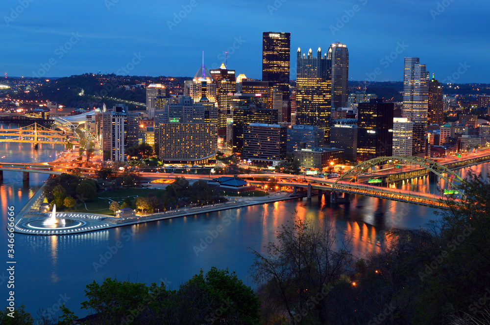 Naklejka premium Pittsburgh, Pennsylvania at dusk