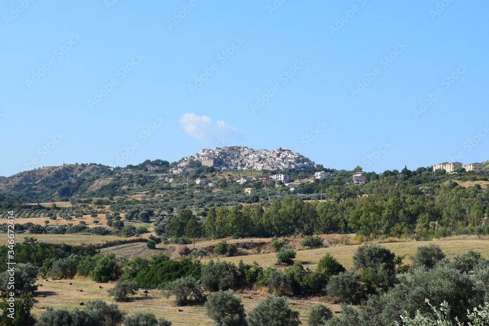 Fototapeta premium Panorama da lontano del paese di Stignano (RC)