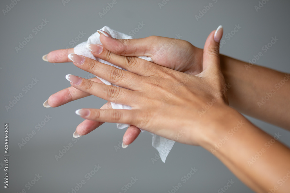 Fototapeta Dezynfekcja i czyszczenie rąk dezynfekcyjnymi antybakteryjnymi chusteczkami nawilżanymi