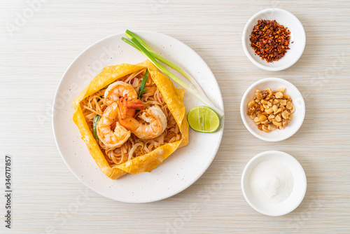 Thai stir fried noodles with shrimps and egg wrap (Pad Thai)