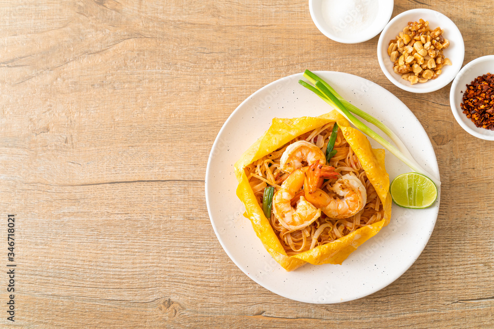 Thai stir fried noodles with shrimps and egg wrap (Pad Thai) Thai stir fried noodles with shrimps and egg wrap (Pad Thai)