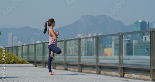 Canvas Print Woman do yoga at outdoor city