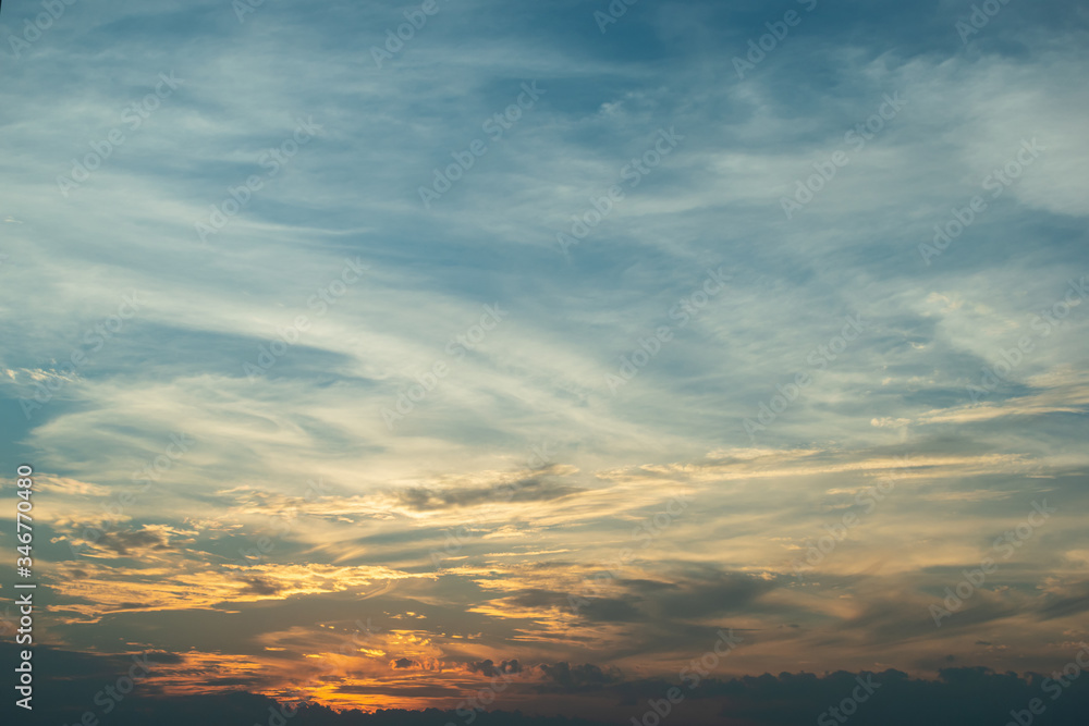 Obraz premium sunlight through cloud on dramatic sunset sky