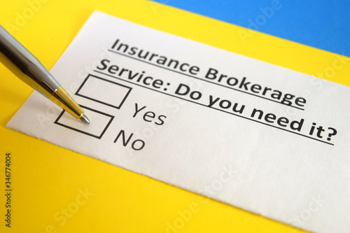 Εκτύπωση καμβά One person is answering question about insurance brokerage service