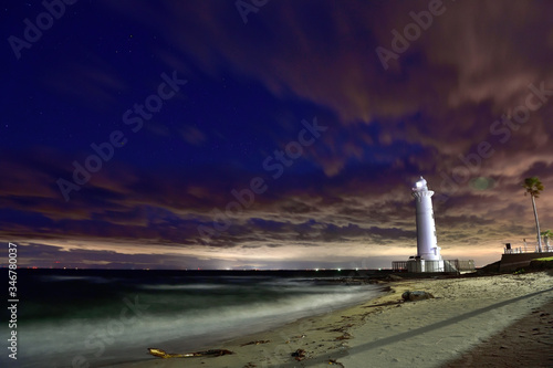 夜の海と灯台