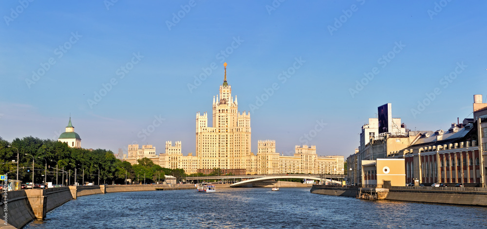 Obraz premium Panoramic view of Moscow on a high-rise building on Kotelnicheskaya Embankment and the Moscow River. Stalin style skyscraper in Moscow at sunset