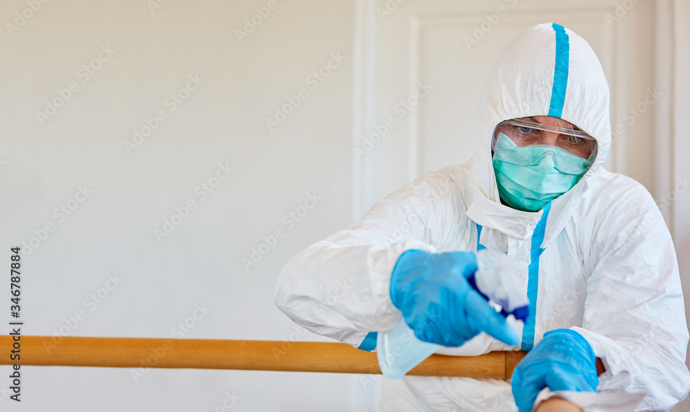 Putzkraft in Schutzkleidung bei Desinfektion in Klinik – Stock-Foto | Adobe  Stock