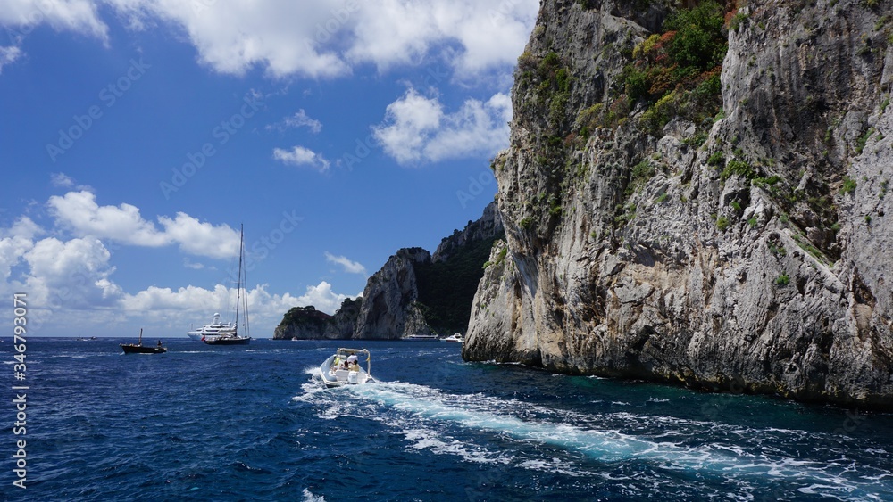 Włochy, Capri, woda, morze, błękit nieba, jacht
