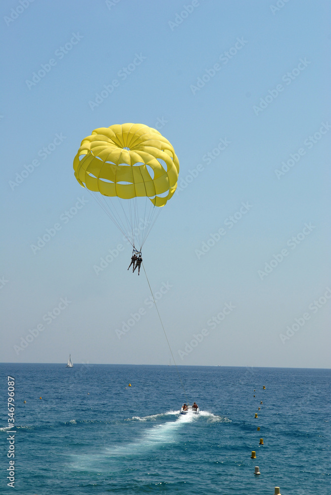 Parachute ascensionnel au départ d'une plage de Nice Parachute ascensionnel au départ d'une plage de Nice