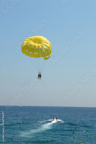 Parachute ascensionnel au départ d'une plage de Nice