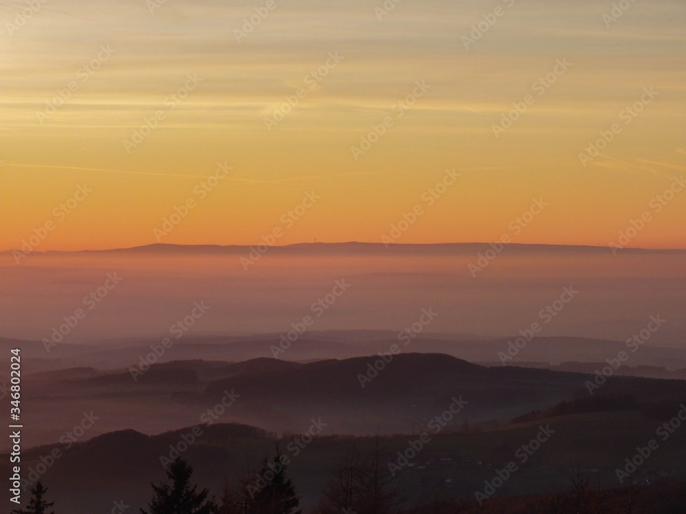 Glühender Sonnenuntergang im Herzens Deutschlands