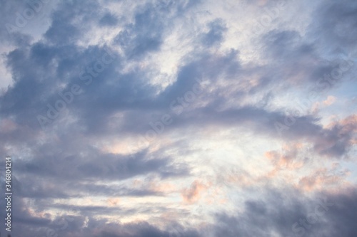 Cielo con nubes dispersas al atardecer.