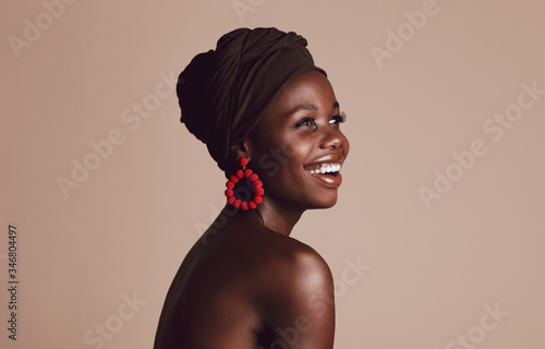 Fotografia Smiling african woman with a turban
