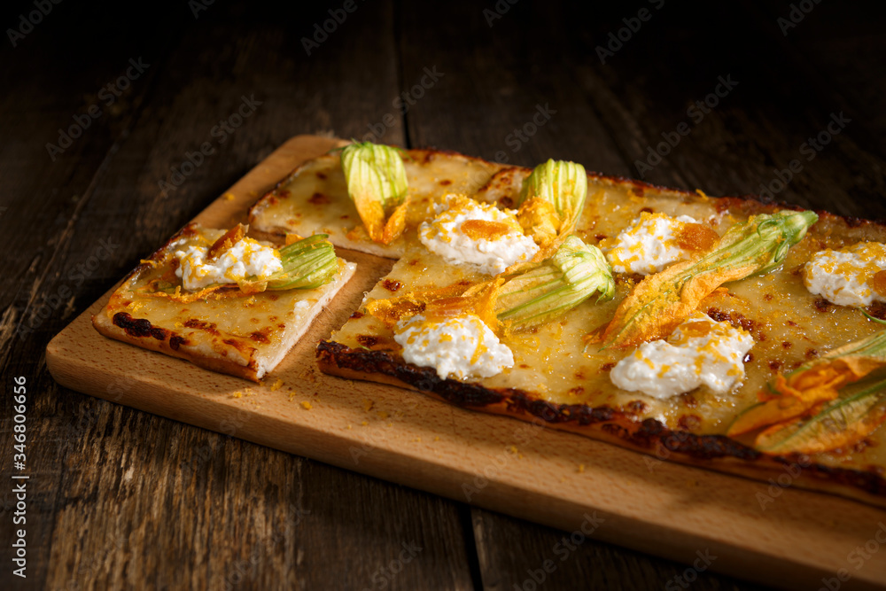 trancio di pizza al salmone e avocado isolato su tavolo di legno trancio di pizza al salmone e avocado isolato su tavolo di legno