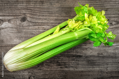 Valokuva raw celery twig on wooden background