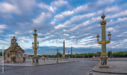 Foto Paris, France - 06 05 2020: Place de la Concorde at sunrise during confinement against coronavirus