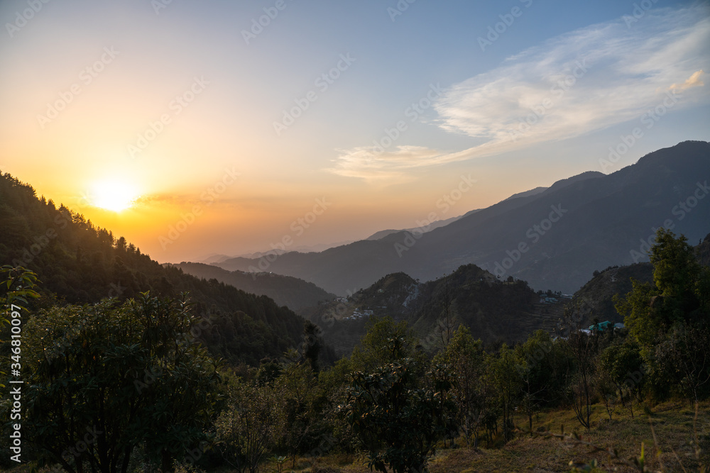 Obraz premium Zachód słońca w McLeod Ganj w Indiach