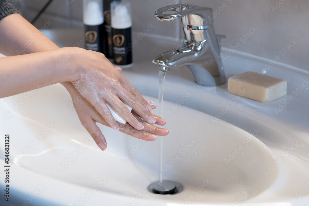 Handwäsche mit Seife am Waschenbecken Handwäsche mit Seife am Waschenbecken