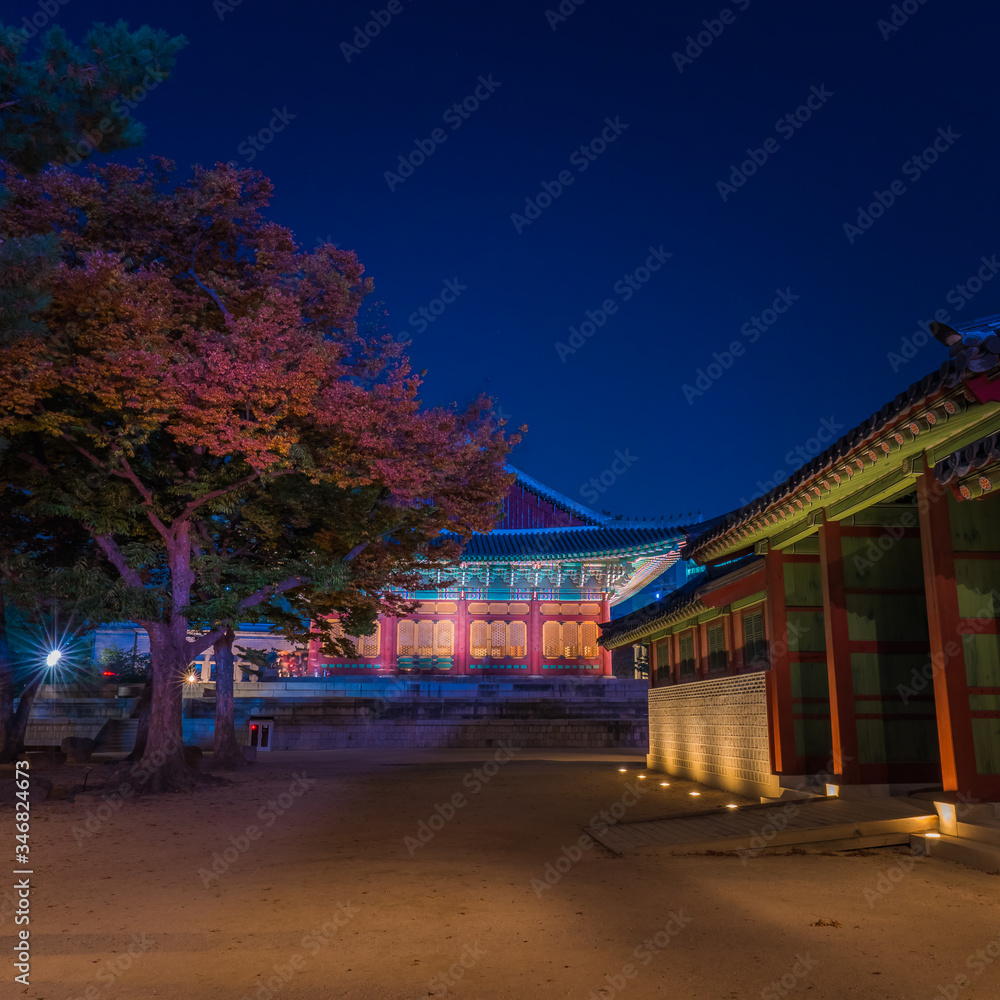 Obraz premium Beautiful Asian royal palace in Seoul. National korean buildings on sunset