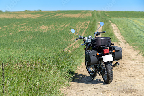 moto stationné sur un chemin agricole © Maurice Metzger