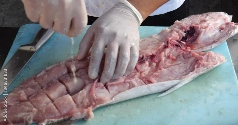 chef preparando el pescado