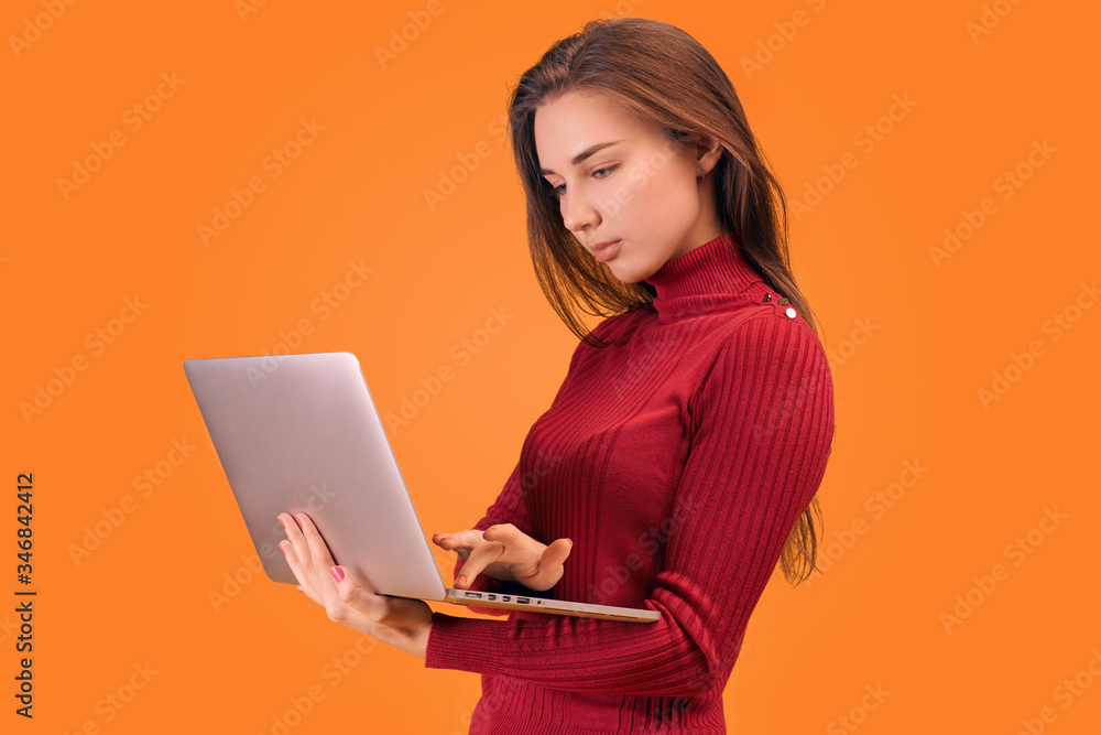 Naklejka premium woman holds laptop and sends an email best friend