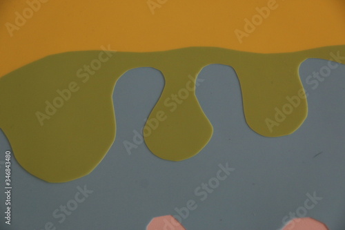 fondo abstracto con siluetas curvas sobre superficie lisa de colores suaves photo