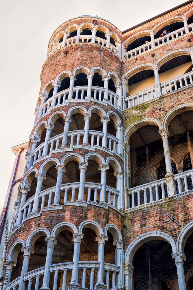 venedig, italien - historischer palazzo contarini dal bovolo