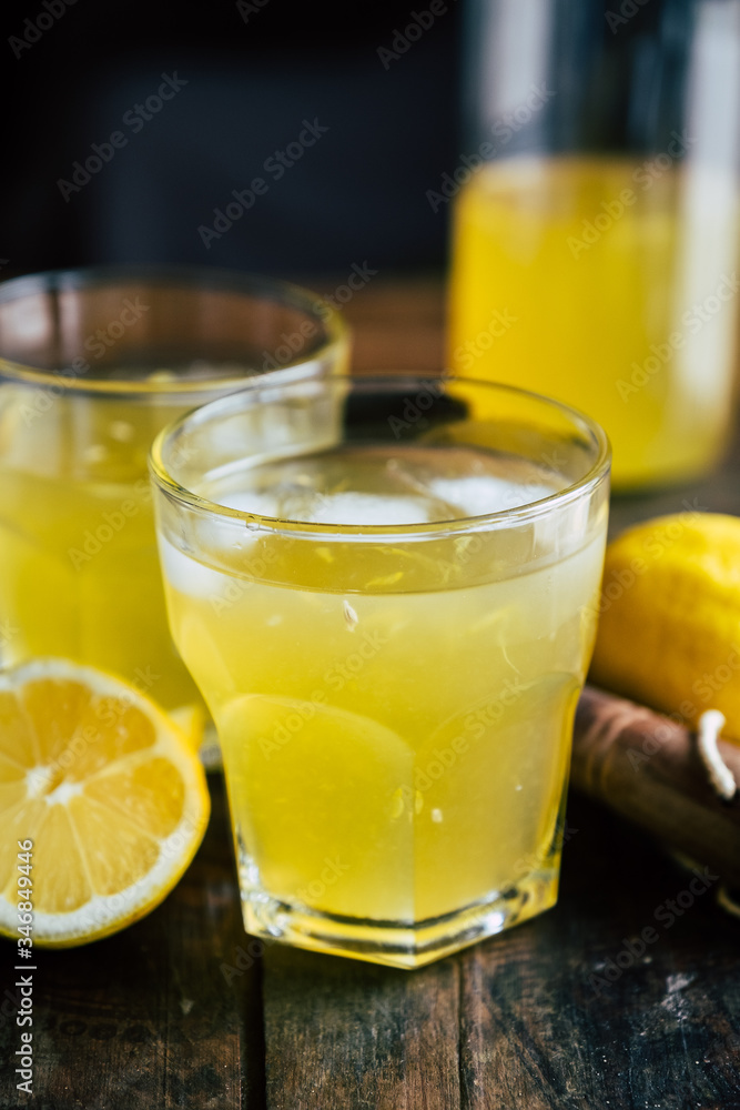 Fototapeta premium Citronnade fraiche fait maison - Boisson rafraichissante et hydratante