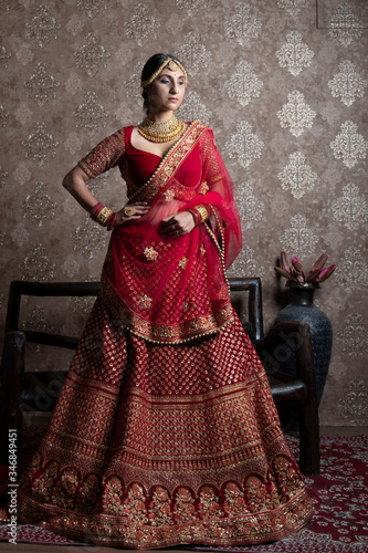 Фотография beautiful indian bride wearing traditional indian bridal dress