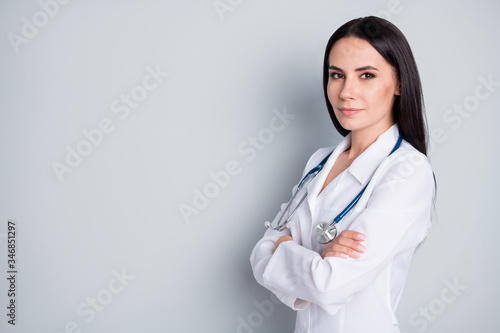 Photo of attractive doc practitioner lady patients consultation not smiling reliable person virology clinic arms crossed wear white lab coat stethoscope isolated grey color background