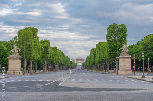 Tableau sur toile Paris, France - 05 06 2020: View of the Avenue des Champs Elysées from the Place