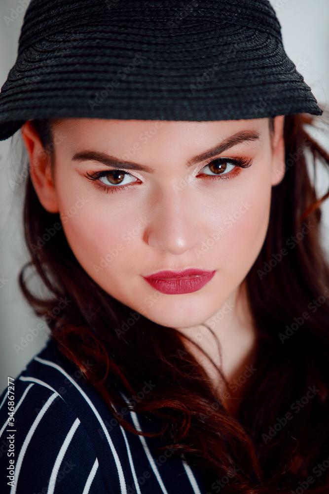 Portrait beauté d'une jolie femme brune avec une visière Portrait beauté d'une jolie femme brune avec une visière