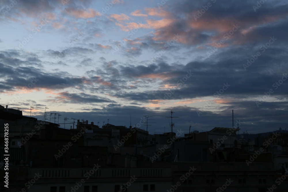 cielo azul con nubes blancas, negras y grises