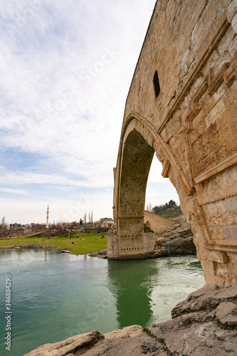 Malabadi Bridge in southeastern Turkey © osmanmaasoglu