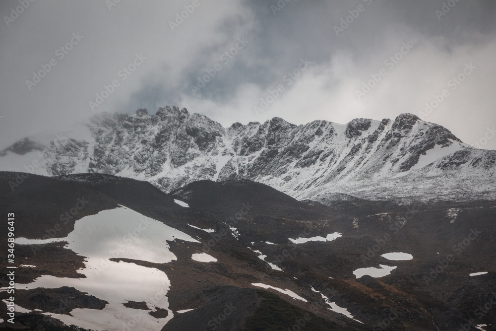 Obraz premium snow covered mountains in winter