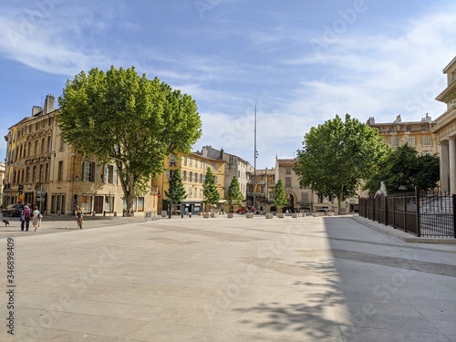 Rue d'Aix en Provence avec maison provençal et fontaine, lieu connu sous le nom de cours Mirabeau Paul Cézanne fontaine l rotonde et la fameuse place d'Albertas