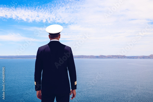 Canvas Print Strong posture of a captain looking at the sea and faraway land on the horizon