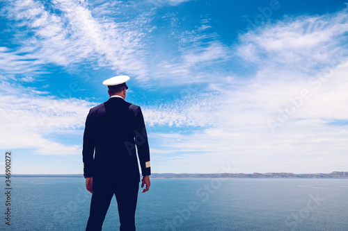 Картината върху платно Strong posture of a captain looking at the sea and faraway land on the horizon