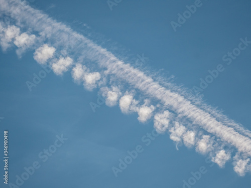 Kondensstreifen von Flugzeugen am blauen Himmel © focus finder