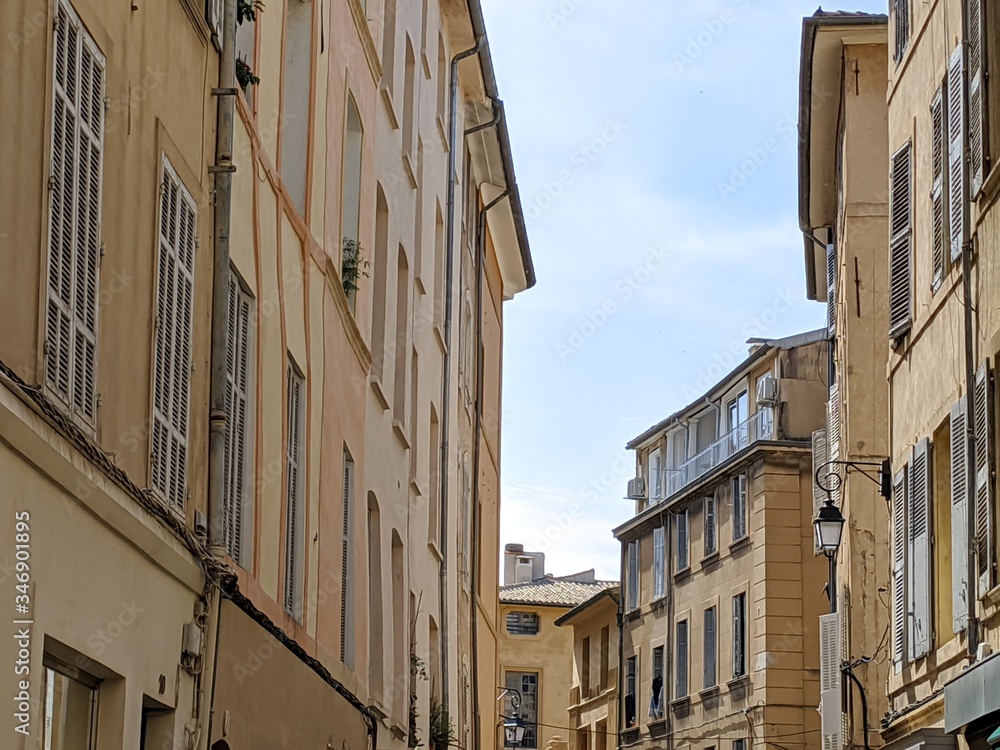 Rue d'Aix en Provence avec maison provençal et fontaine, lieu connu sous le nom de cours Mirabeau Paul Cézanne fontaine l rotonde et la fameuse place d'Albertas